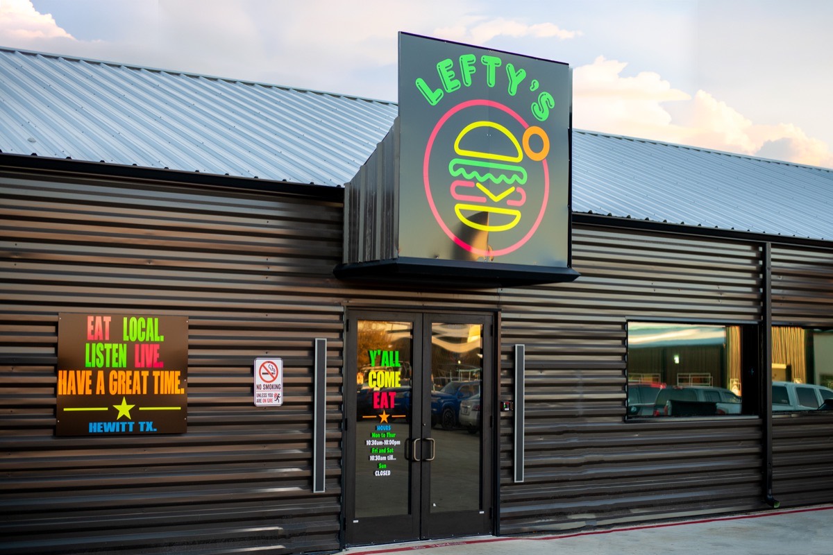 The exterior of Lefty’s Bar and Grill in Hewitt, TX